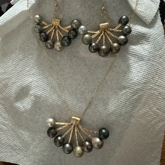 Elegant Gold and Black Pearl Jewelry Set